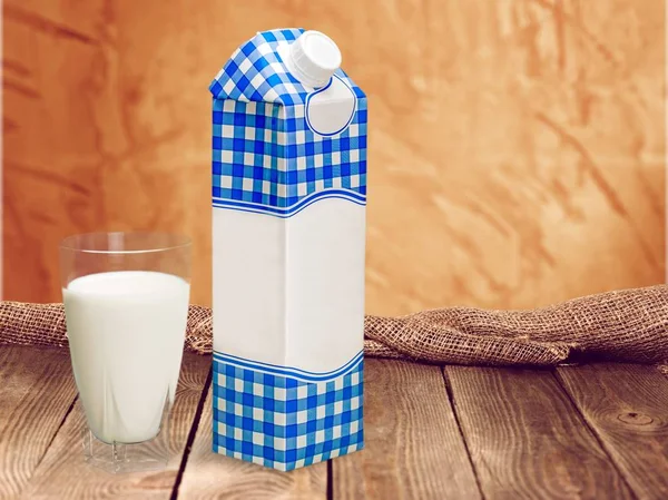 Glas melk en pakket — Stockfoto