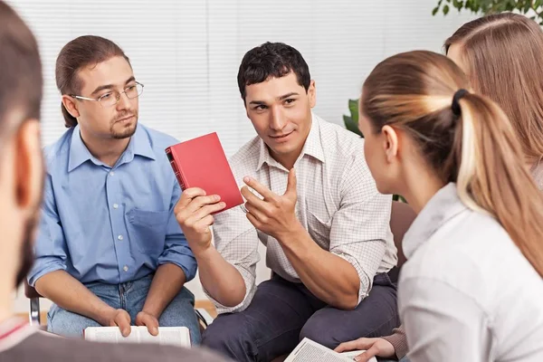 Gruppo di studenti con libri — Foto Stock