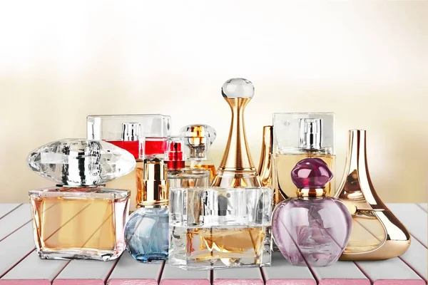 Frascos aromáticos de perfume —  Fotos de Stock