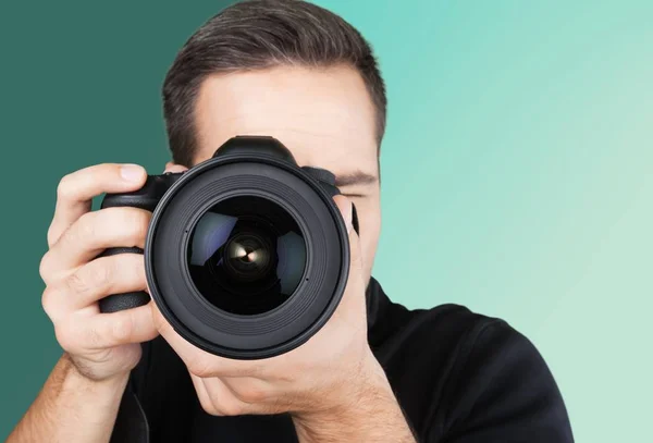 Fotograaf op zoek via camera — Stockfoto