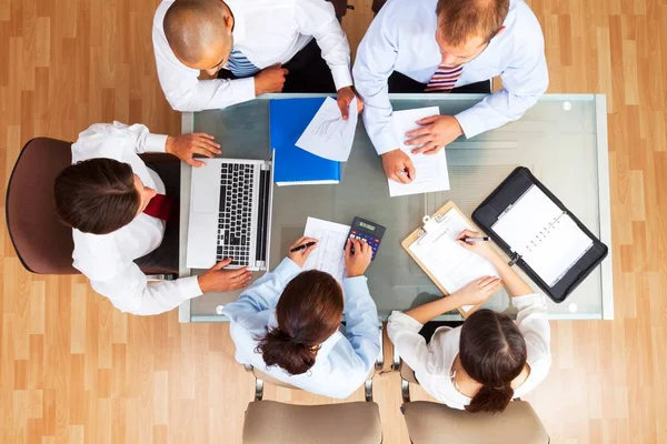 Empresários fazendo relatório — Fotografia de Stock