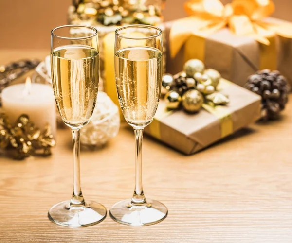 Verres à champagne avec décorations de Noël — Photo