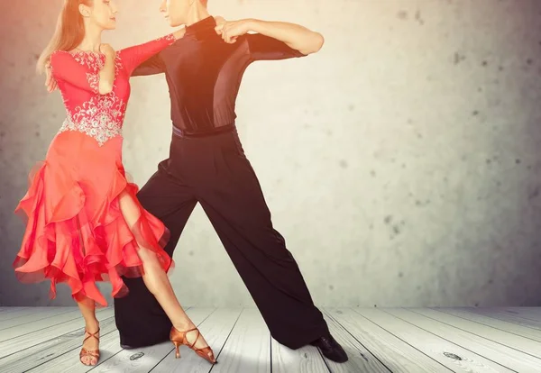 Homem e uma mulher dançando Salsa — Fotografia de Stock