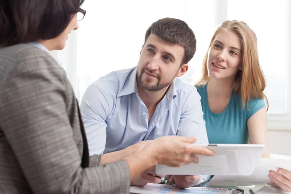 Empresários discutindo algo — Fotografia de Stock