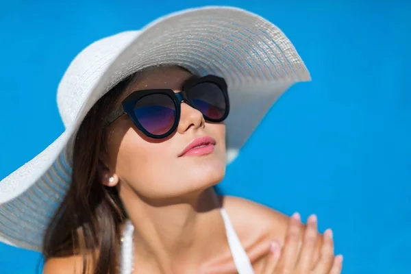 Schöne Frau mit Hut und Sonnenbrille — Stockfoto