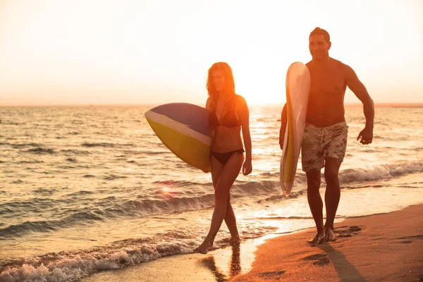 Mannelijke en vrouwelijke surfers — Stockfoto