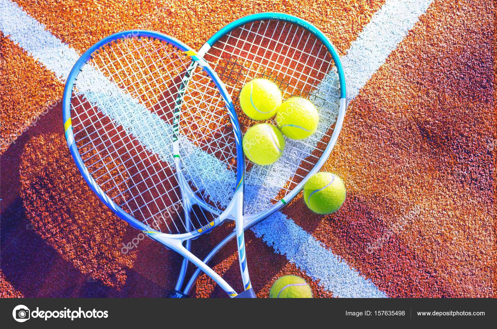 Tennisbälle und Schläger im Hintergrund. – Stockfoto © billiondigital  #157635498, image size:1600x1060