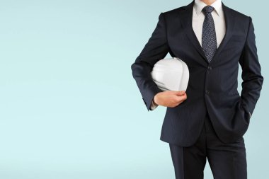 el sarı kask tutan işadamı 