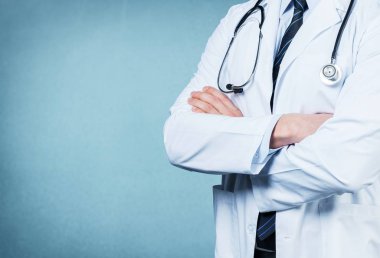 Doktor steteskop tutuyor.  