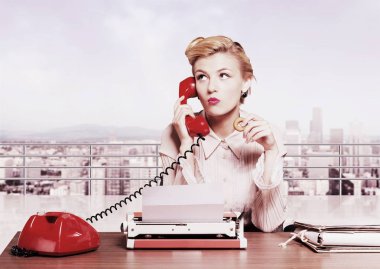 kırmızı telefon ile genç Sekreteri