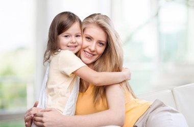Anne ve Kız Sarılıyor  