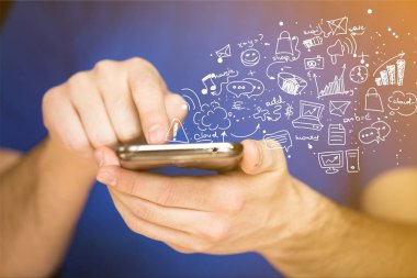 Telefon kullanarak iş adamı