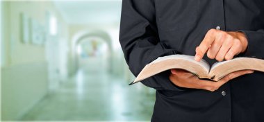 Kutsal İncil 'i tutan adam