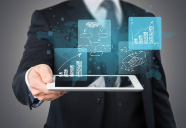 Tablet pc kullanan işadamı  