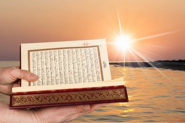 İslami kitap Kur'an elinde