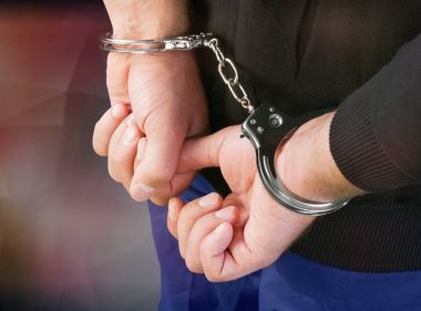 Adam arkadan kelepçeli