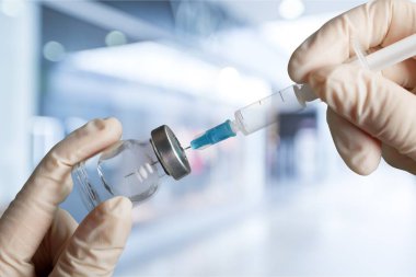 Enjeksiyon şırınga ile insan eli