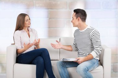 çift kanepede oturuyor.