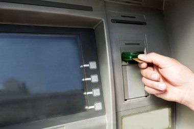 Kredi kartı Atm içinde koyarak el