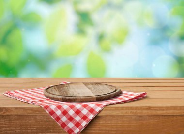 Masa örtüsü üzerinde boş tepsi 