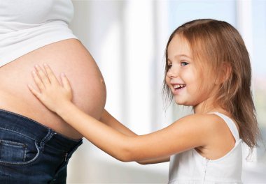 Kızına hamile bir kadın.