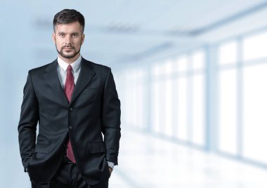 kendinden emin yakışıklı işadamı