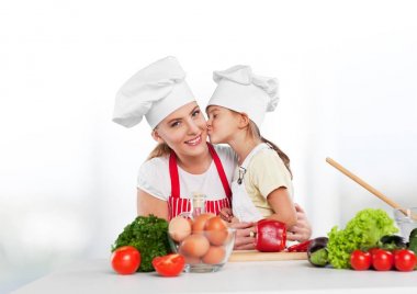 Anne ve kızı mutfakta.