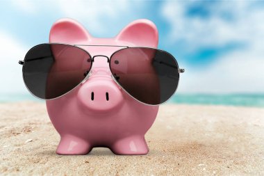 güneş gözlüğü ile Piggy banka