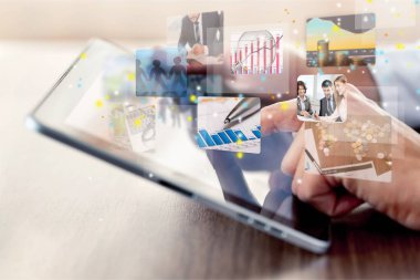 Tablet Bilgisayarlı İşadamı 