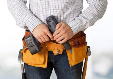 Alet kemeri olan bir işçi