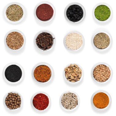 Kase içinde çeşitli baharatlar