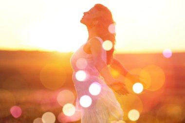 Kadın günbatımı ışığı altında