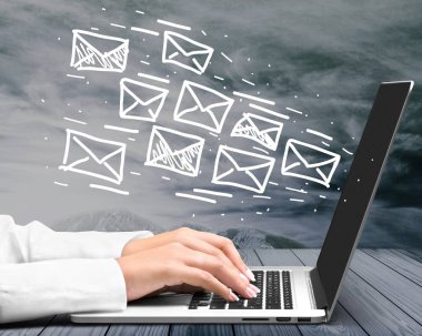 Kadın el dizüstü bilgisayar kullanarak