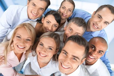 gülümseyen genç iş adamları