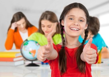 Okullu çocuklar sınıfta. 