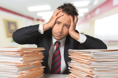 Ofisteki yorgun iş adamı 