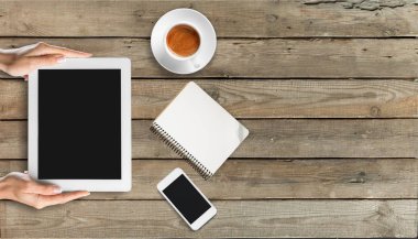 Dijital tablet kahve ile 