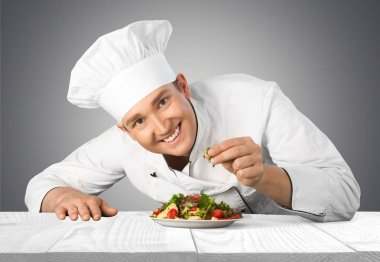 genç yakışıklı Şef onun yemek gösterilen