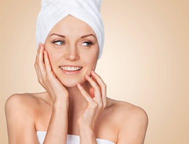 kadın beyaz havlu ile