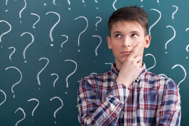 yakışıklı ile yazı tahtası üzerinde işaretler