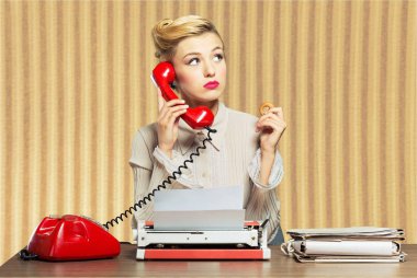 kırmızı telefon ile genç Sekreteri