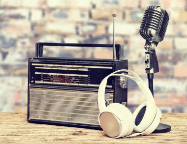 Retro tarzı mikrofon ve kulaklıklar 