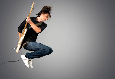 yakışıklı genç oyun gitar