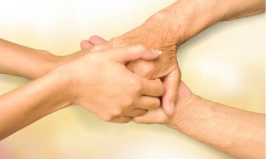 yaşlı ve genç eller 