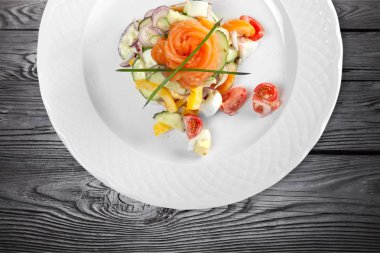 çiçek ile dekore edilmiş lezzetli salata