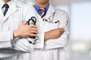 Doktorlar hastanede stetoskop ile