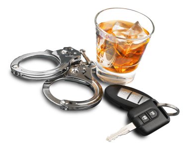 Arabanın anahtarlarını ve kelepçe ile viski