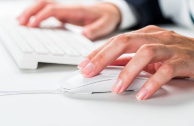 Dizüstü bilgisayar kullanan iş kadını