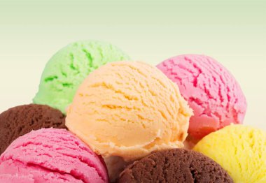 çikolata, vanilya ve çilekli dondurma