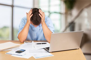 adam dizüstü yakınındaki işten yorgun